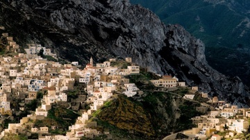 Το ορεινό χωριό της Καρπάθου όπου ο χρόνος μοιάζει να έχει σταματήσει (φωτορεπορτάζ)