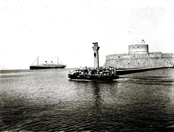 Η είσοδος του λιμανιού της Ρόδου, δεκαετία 1930 ΓΑΚ – Αρχεία Νομού Δωδεκανήσου