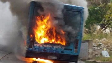 Λεωφορείο της ΡΟΔΑ πήρε φωτιά στο χωριό της Σαλάκου