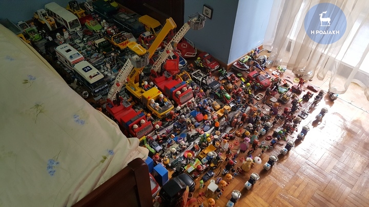 Εκατοντάδες παιχνιδάκια, τακτοποιημένα και τοποθετημένα σε σειρά. Με μοναδική τάξη και ευθυγράμμιση. Αυτός ο χώρος είναι ο κόσμος του ολόκληρος. Και δεν τον μοιράζεται με κανέναν.