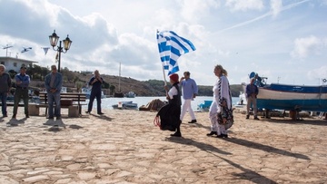 Σημαιοφόρος στην παρέλαση της 7ης Μαρτίου στη Ρόδο, ο 9χρονος μαθητής από τους Αρκιούς