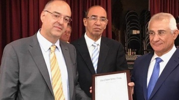 Το Τάρπον Σπρινγκς είπε «ΝΑΙ» στην ελληνική γλώσσα και την ημέρα του «ΟΧΙ»