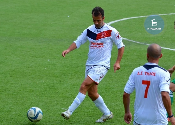 Ο Μερκούρης Μόσχος έκανε το 1-0 για τη Τήλο ΦΩΤΟ ΒΙΚΤΩΡ