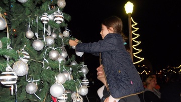 Ετοιμάζεται και φέτος το δέντρο αγάπης στη Ρόδο