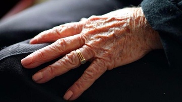 Τρόμος στο Κορακόνερο: Λήστεψαν 92χρονη μέσα στον ύπνο της