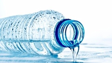 Ο σημαντικός λόγος που δεν πρέπει  να ξαναγεμίζουμε με νερό  το χρησιμοποιημένο πλαστικό μπουκάλι