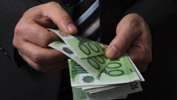 Ελεύθεροι επαγγελματίες: Το 75% του εισοδήματος σε εφορία και ταμεία