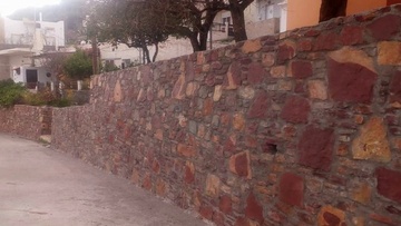 Εντυπωσιακό το πέτρινο τοιχίο στον Άγιο Ισίδωρο