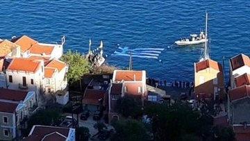 Καστελλόριζο: Η μεγαλύτερη υποβρύχια ελληνική σημαία από τους καταδρομείς μας