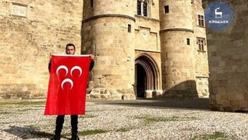 Φωτογραφήθηκε στο Καστέλλο με την τουρκική σημαία