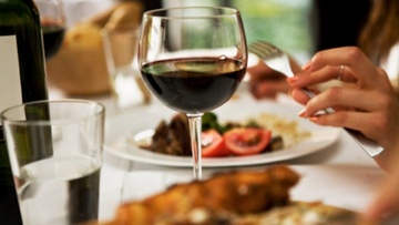 «Σύμμαχος» των διαβητικών  το κρασί με το βραδινό φαγητό 