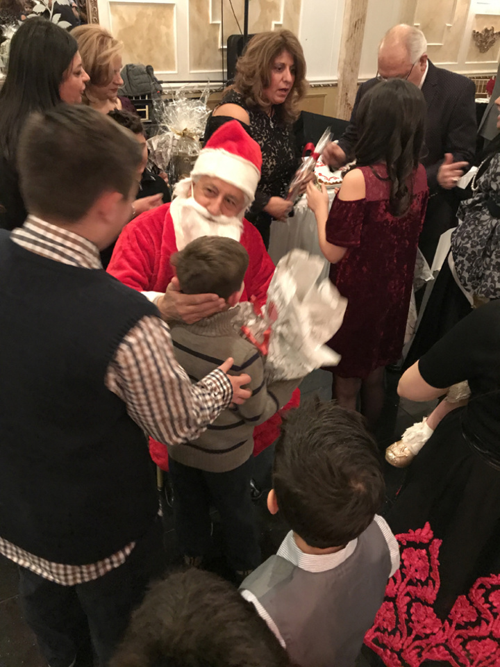 Ο Άγιος Βασίλης μοιράζει τα δώρα στα παιδιά