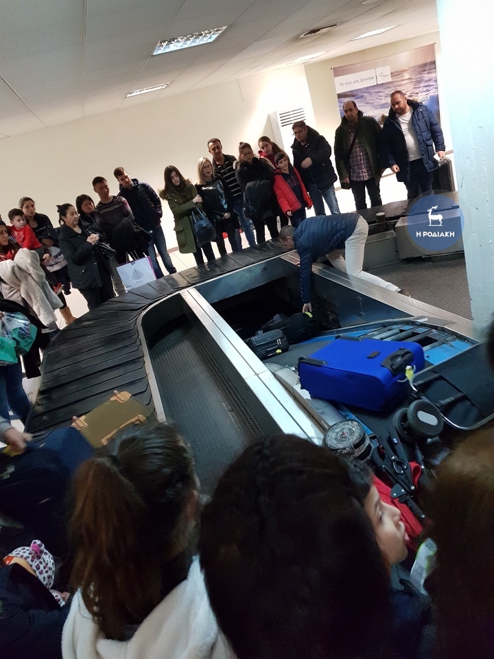 Ένας ιμάντας που κόλλησε σε συνδυασμό με την έλλειψη του προσωπικού  στο αεροδρόμιο “Διαγόρας”, ανάγκασε τους επιβάτες να πάρουν πρωτοβουλίες  και να “ξεκολλήσουν” τις αποσκευές