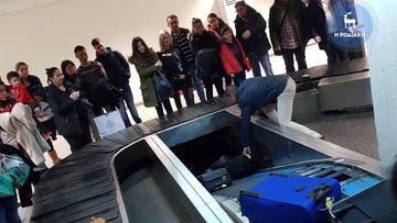 Οι επιβάτες προσπαθούσαν να φτιάξουν τον ιμάντα για τις βαλίτσες στο αεροδρόμιο της Ρόδου!