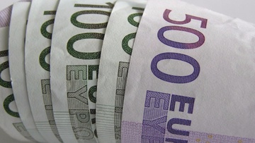 Διεκδικεί με αγωγή 418.000 ευρώ από ασφαλιστικό και τραπεζικό υπάλληλο