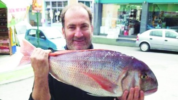 Ένα μεγάλο φαγκρί 7,7 κιλά  στο αγκίστρι Καλύμνιου ψαρά