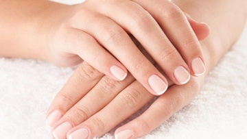 Πώς φεύγουν  τα κίτρινα σημάδια  από το τσιγάρο στα δάχτυλα