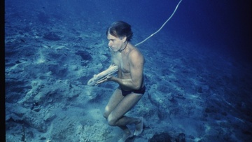 Στη Σύμη, πριν από περίπου πενήντα χρόνια, ξεκίνησε  η περιπέτεια που κατέληξε στο «Απέραντο Γαλάζιο»