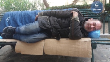 Συγκινητική ανταπόκριση για τον άστεγο του κέντρου της Ρόδου