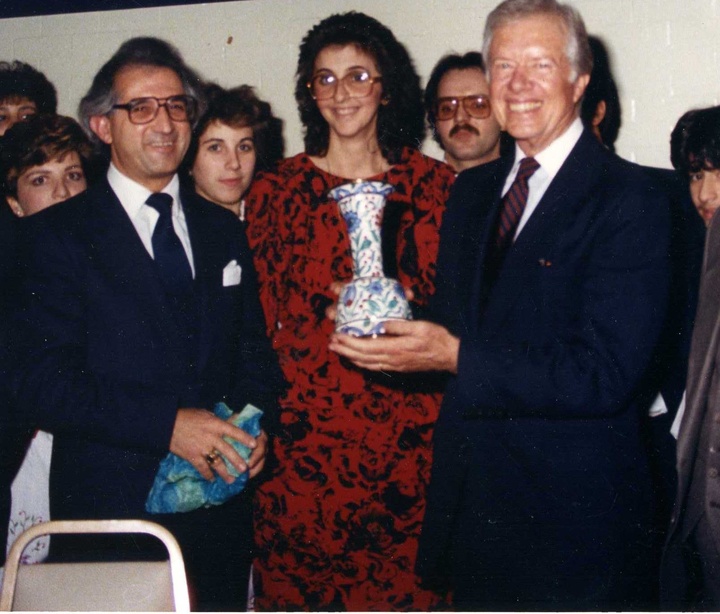 Ο Δημοσθένης Τριανταφύλου (αριστερά), με τον αμερικανό πρόεδρο Jimmy Carter.  Στο μέσον η Ζωή Ζαβόλα-Κουτσουπάκη αντιπρόεδρος της Atlantic Bank