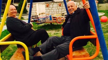 «Κι αν τύχει και πεθάνω και τα φτιάξει μ’ άλλον, στον ύπνο της θα πάω σαν δράκουλας...»!