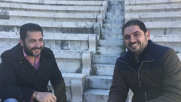 Ο… οδοντίατρος κι ο μουσικός που ομορφαίνουν τα βράδια μας!