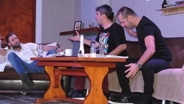 Άντρες έτοιμοι για φόλα στο Δημοτικό Θέατρο Ρόδου