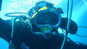 Βούτηξε στη θάλασσα και ανέσυρε κοσμήματα και... μέλι