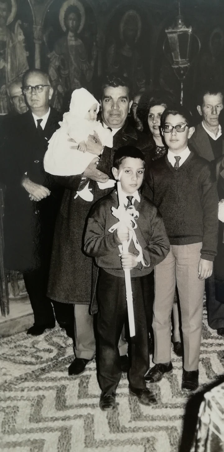 Ο Γιάννης Ζίγδης με τον γαμπρό του Γιάννη Πισσάκα και τα ανίψια του  Σωτήρη και Γιώργο σε βάφτιση στην  εκκλησία της Λίνδου
