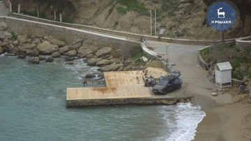 Κατασκευάζεται η πλωτή εξέδρα στο λιμανάκι του Αγίου Παύλου στη Λίνδο