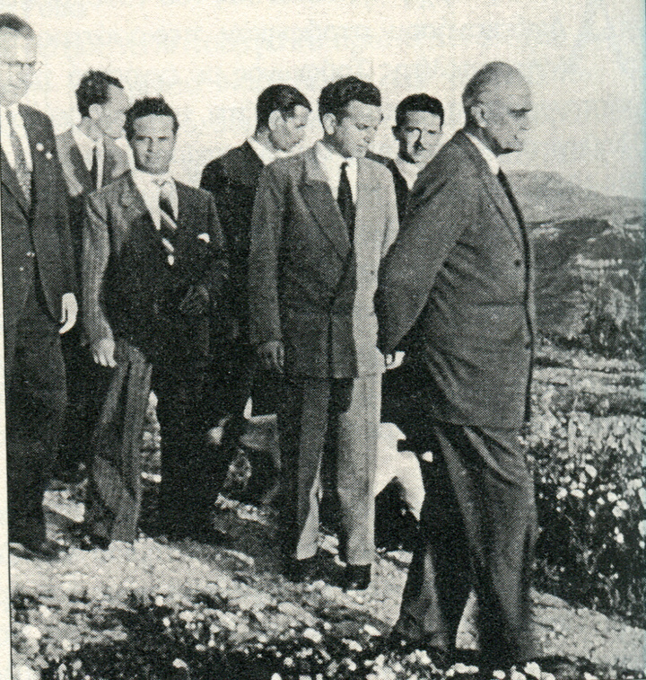 Από την επίσκεψη, τον Αύγουστο του 1951, του Νικολάου Πλαστήρα στην Αρνίθα-Ρόδου. Αριστερά στη φωτογραφία διακρίνεται ο Γιάννης Ζίγδης