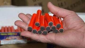 Σύλληψη 59χρονης από την Κω η οποία κατείχε στο κατάστημά της 25.840 κροτίδες και πυροτεχνήματα