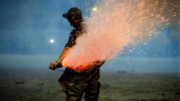 Πώς να προστατεύσετε τα μάτια σας από τα βεγγαλικά