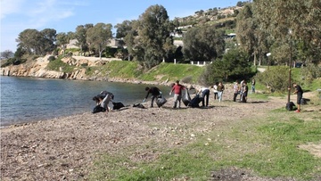 Πρόσφυγες καθαρίζουν  τις παραλίες της Λέρου