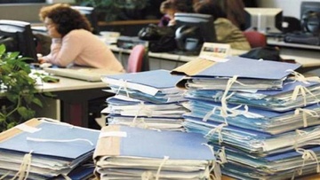 Σε εμβρυώδη κατάσταση και επί τα χείρω η λειτουργία των διοικητικών υπηρεσιών στη χώρα μας  