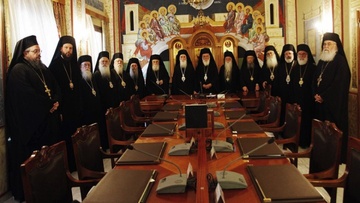 Αντίθετη με την Αναδοχή ομοφυλόφιλων ζευγαριών, η Ιερά Σύνοδος