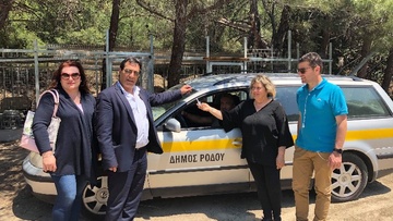 Ο Γιώργος Πόκκιας παρέδωσε όχημα στο Σύλλογο Φιλοζωικής Ρόδου, για τις ανάγκες του Κυνοκομείου