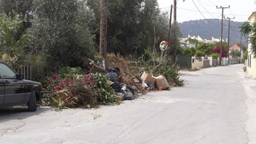 Γέμισε κλαδιά, κούτες και πλαστικές σακούλες η οδός Σωτήρος