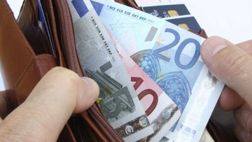 Ξέχασε το πορτοφόλι στο καπό του σταθμευμένου αυτοκινήτου του!