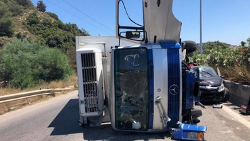 Συμβαίνει τώρα: Σοβαρό τροχαίο με ανατροπή νταλίκας στο Τσαΐρι