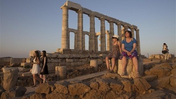 Guardian: Χρονιά ρεκόρ για τον ελληνικό τουρισμό, εν μέσω ανησυχιών για το περιβαλλοντικό κόστος