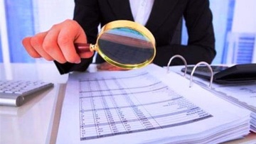 Στην «τσιμπίδα» της ΑΑΔΕ μία στις δύο επιχειρήσεις για φορολογικές παραβάσεις