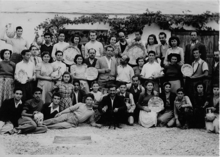 Εργαζόμενοι του ΙΚΑΡΟΥ το 1948. Στο κέντρο διακρίνεται ο Σπύρος Οικονομίδης,  πρώτος καλλιτεχνικός διευθυντής της ελληνικής περιόδου