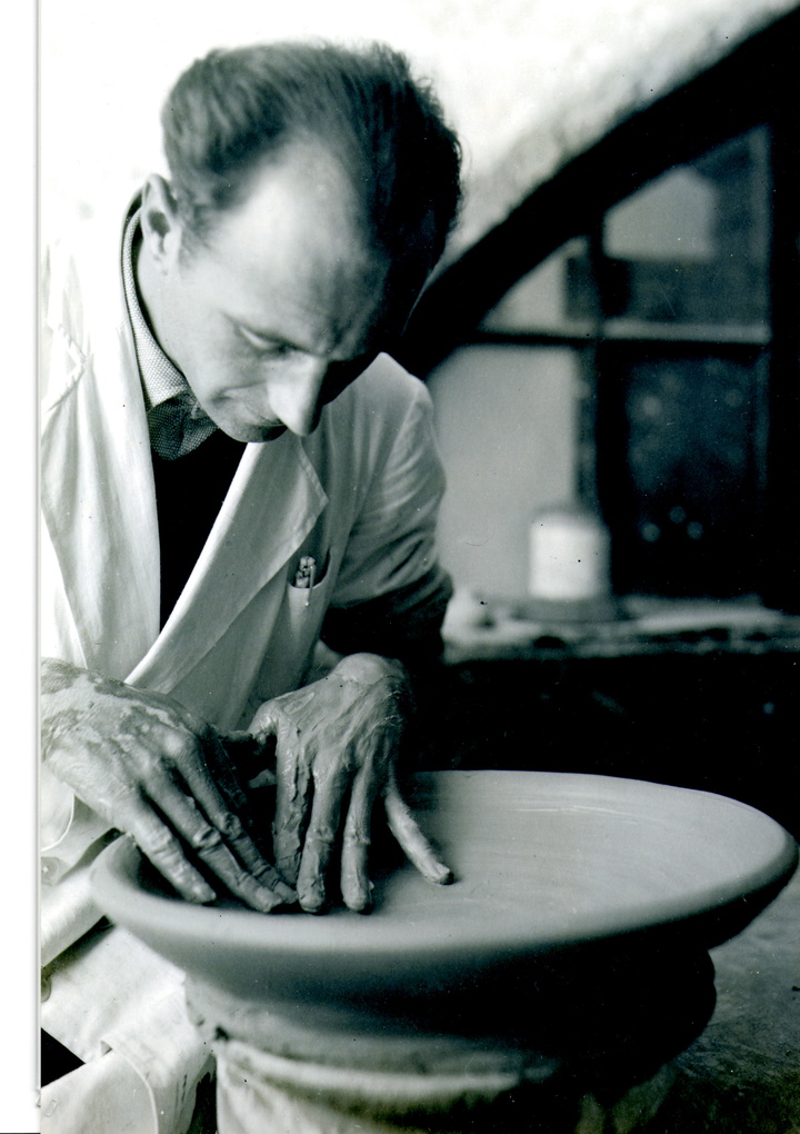 Ο Αυστριακός Egon Huber, καλλιτεχνικός διευθυντής του ιταλικού ICARO  στον τροχό (περ. 1940)