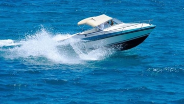 Ταχύπλοο συγκρούστηκε με ιστιοφόρο σκάφος στη Ρόδο – Τρεις τραυματίες