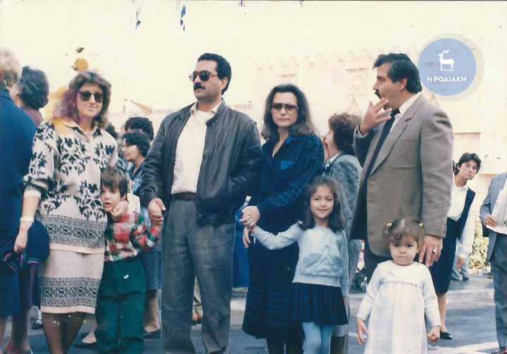 Η φιλία που διήρκεσε στο χρόνο, εξελίχθηκε σε οικογενειακή. 14 Νοεμβρίου 1987, μετά τη λιτανεία του Κωνσταντίνου Υδραίου, στην πόλη της Ρόδου, Μανώλης και Γιώργος μαζί με τις οικογένειές τους.