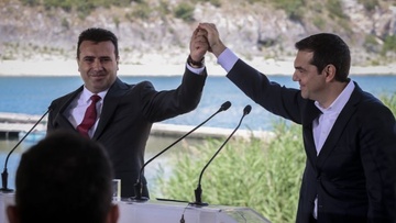 Υπεγράφη η συμφωνία στις Πρέσπες εν μέσω λαϊκής οργής - Μακεδόνες αποκάλεσε τον λαό του ο Ζάεφ