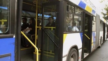 Δυσκολεύεται το διπλό λεωφορείο στην κοιλάδα Πεταλούδων