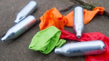 Καταδικάστηκαν δύο αλλοδαποί που πουλούσαν μπαλόνια με “αέριο γέλιου”