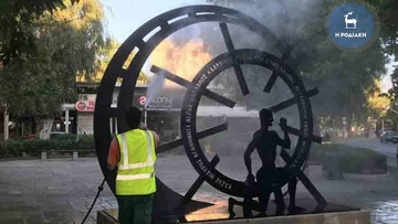 Η Υπηρεσία Καθαριότητας του Δήμου Ρόδου έπλυνε όλες τις προτομές και τα αγάλματα της πόλης